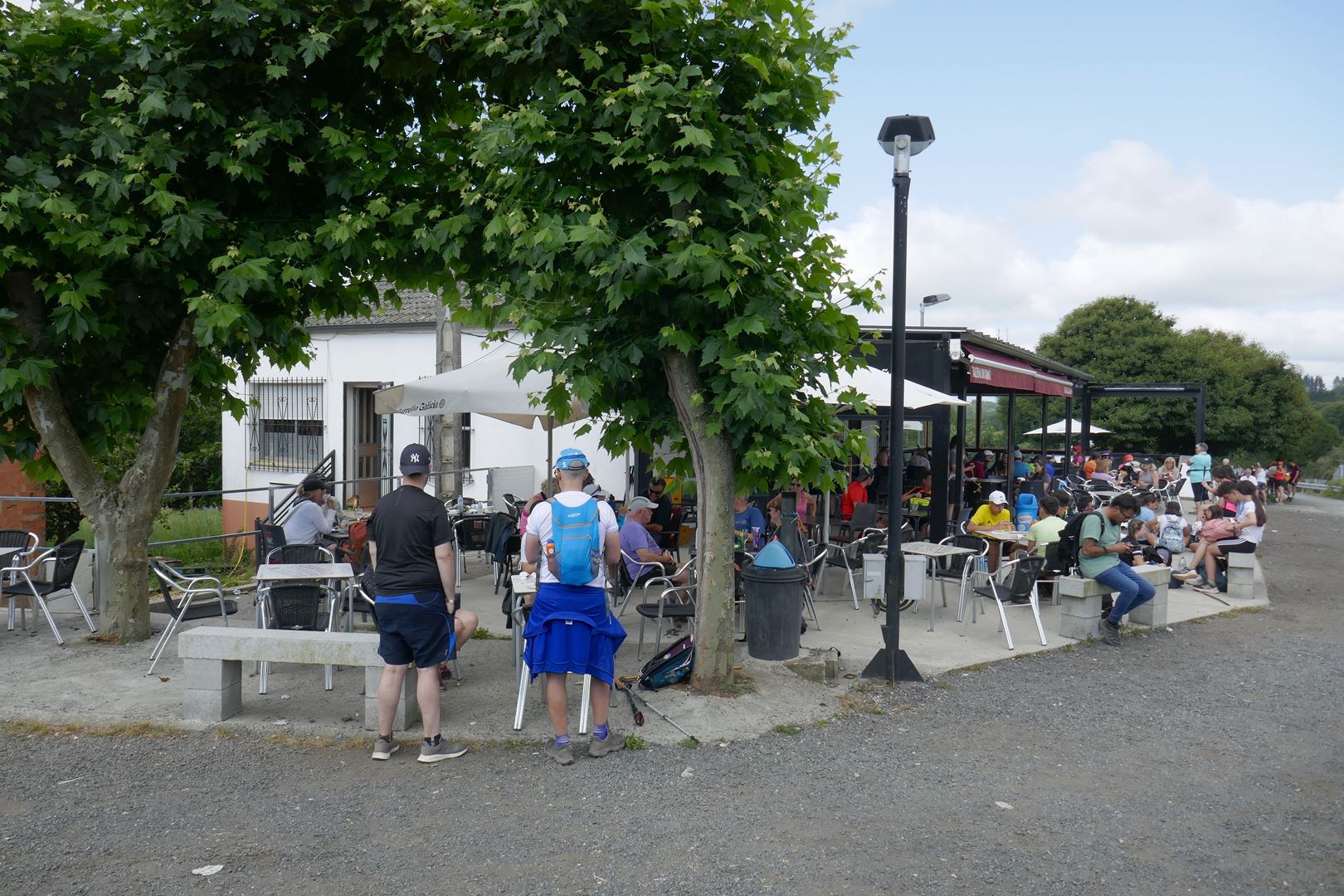 Množice turistov na poti in peščica romarjev