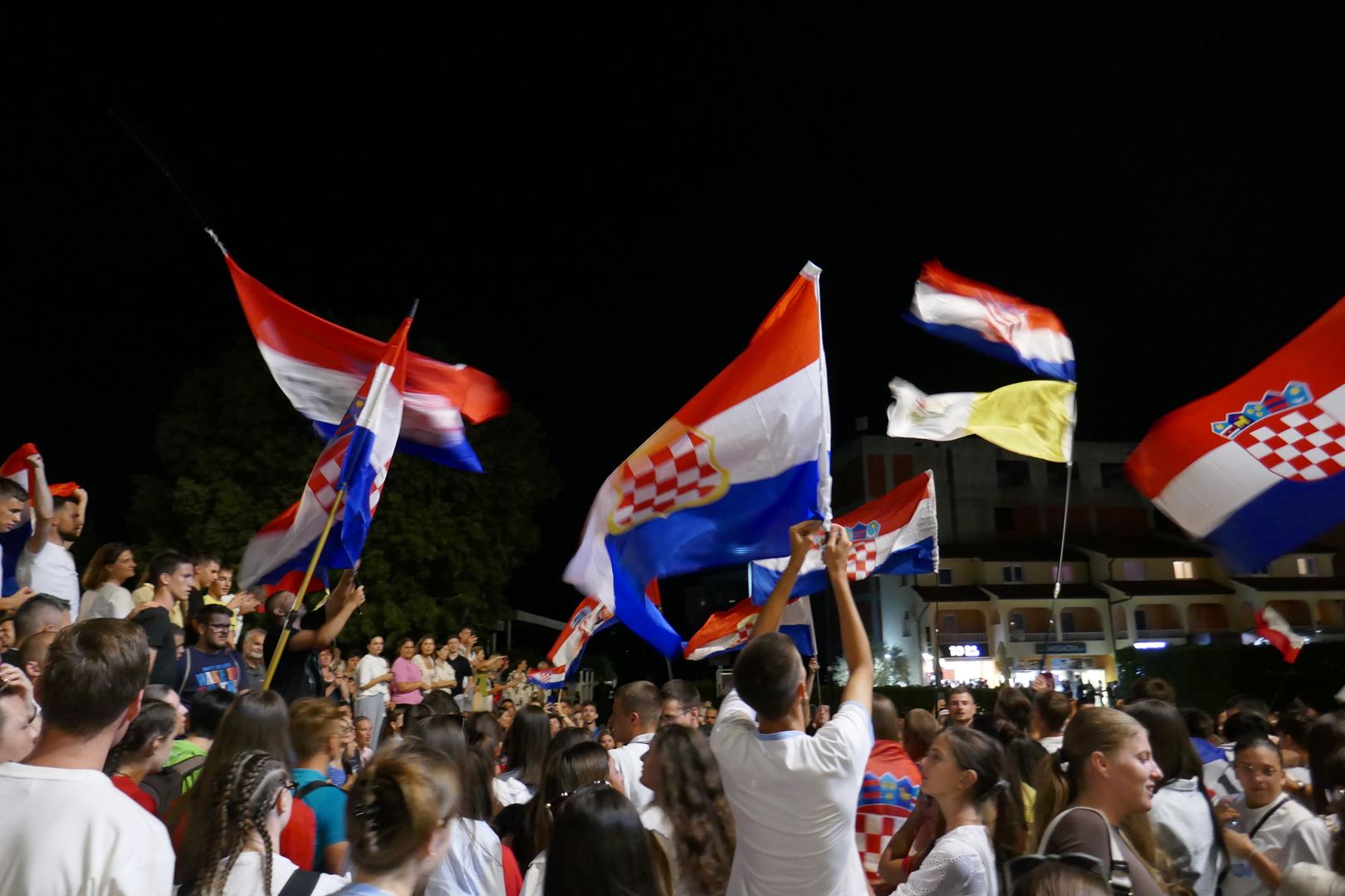 6. 8. P. Nočni spored pred Cerkvijo