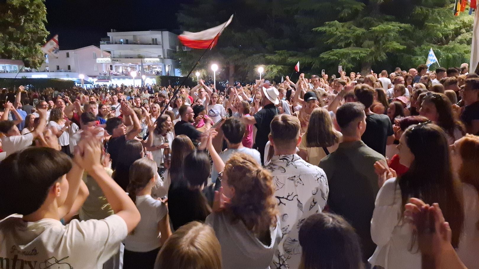 7. 8. P. Nočni spored pred Cerkvijo